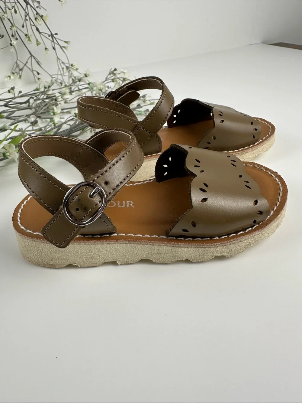 L’Amour Girls Taupe Sandals Size 8 – Scalloped Cutout Detail